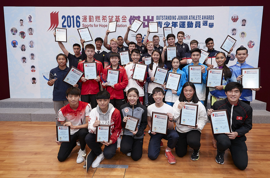 <p>運動燃希望基金傑出青少年運動員選舉二零一六年周年慶祝活動及第四季頒獎典禮圓滿結束。第四季度傑出青少年運動員包括：香港19歲以下男子欖球隊成員（第四排及第三排左三至六）、陳彥佑（馬術）（第三排左一）、蘇銘俊（網球）、（第三排左二）、Robbie James Joaquin Capito及盧浩琛（桌球）（第三排右一、二）、（第二排左起）麥卓穎（滑浪風帆）、吳柏男及麥子詠（乒乓球）、盧伍旋（滾軸運動）、佘繕妡（劍擊）、楊子瑩及梁溢昇（武術）、李悅琛及冼錦濠（體育舞蹈）、（前排右一起）陳至鋒（賽艇）、周曦活及周家謙（空手道），而（前排左一起）黃子圖（三項鐵人）、張家豪（滾軸運動）及黃筠陶（游泳）則獲頒優異證書。此外，麥卓穎及麥子詠分別獲頒「全年最傑出青少年運動員」及「全年最佳青少年運動員」榮銜。</p>
